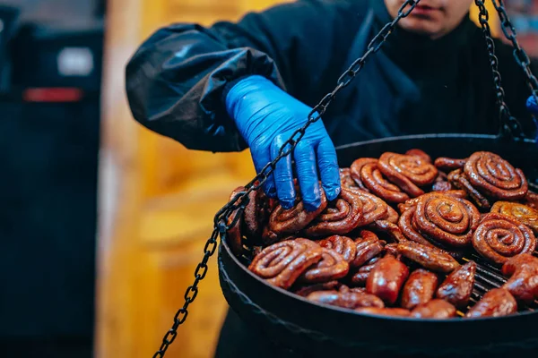 Dvoupodlažní gril s lahodnými spirálními klobásami — Stock fotografie