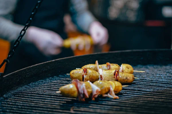 Pommes de terre avec bacon sur brochettes cuites sur le bûcher — Photo