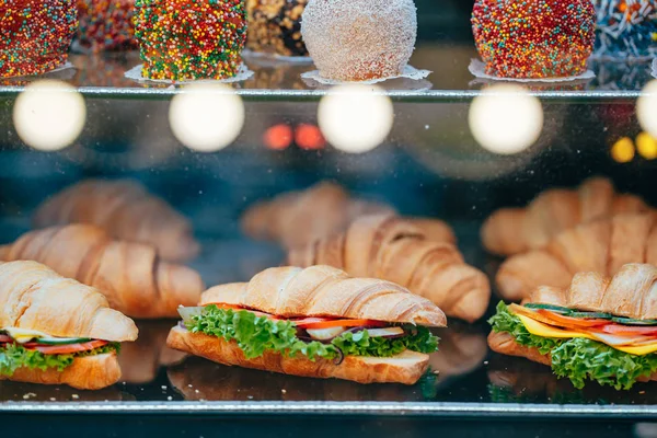 Čerstvé sendviče s masem leží na displeji — Stock fotografie