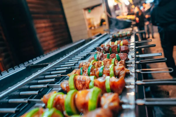 Carne y calabacín alternan en un pincho, ángulo cerrado. —  Fotos de Stock