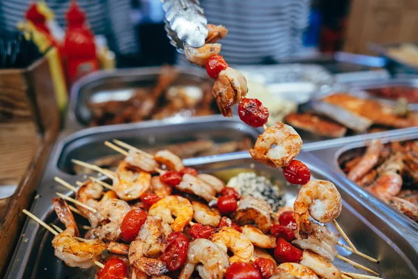 Deliciosos camarones y tomate shashlik, vista cercana — Foto de Stock