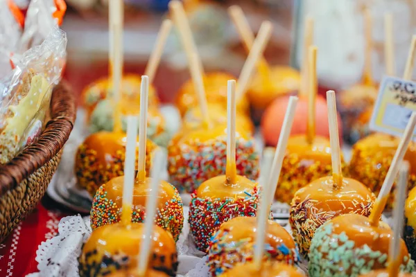Apples in caramel and sprinkles. Street food. — Stock Photo, Image