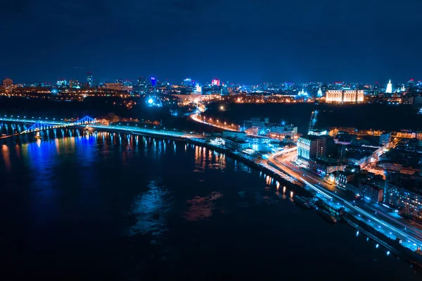 Autoroute la nuit dans la ville moderne. Vue aérienne du paysage urbain — Photo