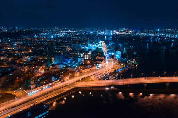 Autopista por la noche en la ciudad moderna. Vista aérea del paisaje urbano — Foto de Stock