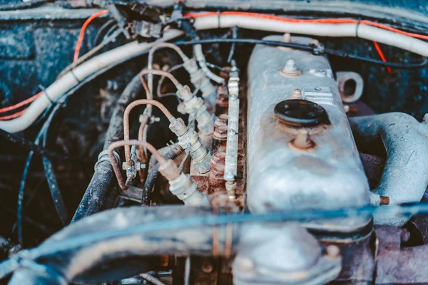 与近距离观察的旧越野汽车发动机 — 图库照片
