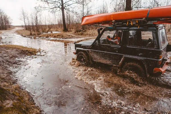 Offroad-Fahrt auf Feldweg, Wasserspritzer. — Stockfoto