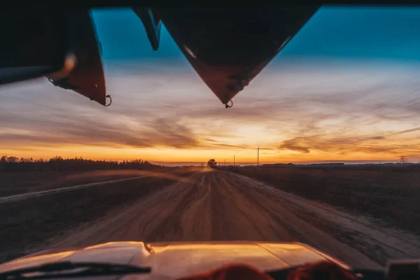SUV vezetés egy földút kilátás keresztül a szélvédő — Stock Fotó