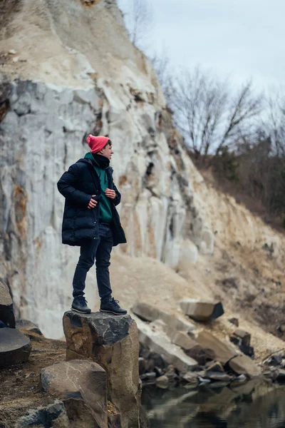 Der Kerl posiert im Steinbruch für die Kamera — Stockfoto