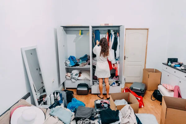 Schön aussehende Dame in modernem Appartement-Zimmer bereiten sich auf Reise vor — Stockfoto