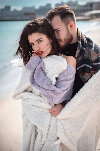 Paar steht am Strand und posiert für die Kamera — Stockfoto