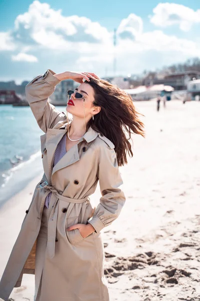 Bella donna insolita a piedi sulla spiaggia — Foto Stock