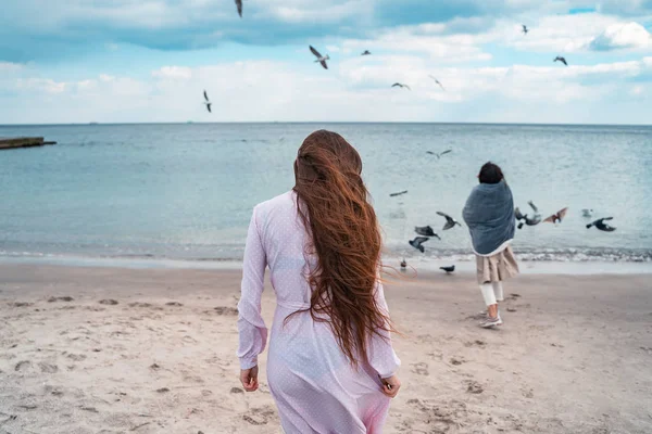 Bela mulher incomum andando na praia — Fotografia de Stock