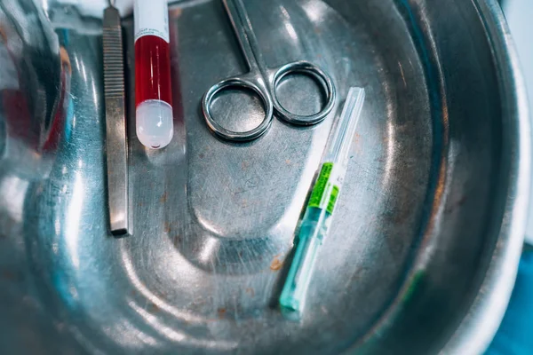 Bandeja quirúrgica con equipo médico para la toma de sangre —  Fotos de Stock