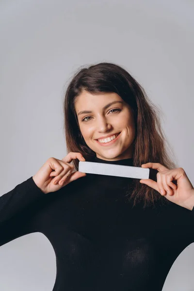 Retrato de uma mulher muito sorridente posando isolado — Fotografia de Stock