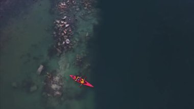 İki atletik erkek yüzen Nehri'nde bir kırmızı tekne