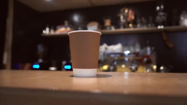 Paper Cup på rustikt träbord och wonman hand tar bort det — Stockvideo