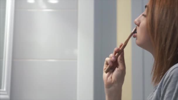 Mulher bonita no banheiro escovando os dentes — Vídeo de Stock
