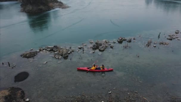 Two athletic man floats on a red boat in river — Stock Video