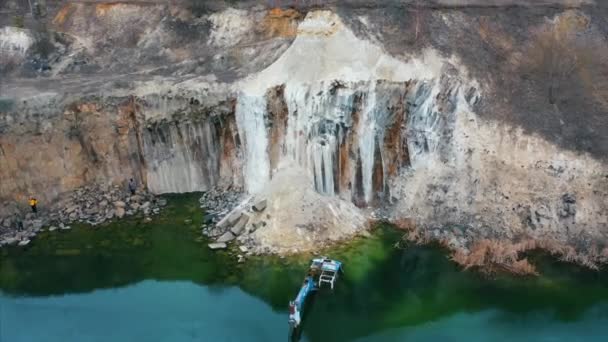 玄武岩採石場の近くに大きな湖で掘削機が浸水 — ストック動画