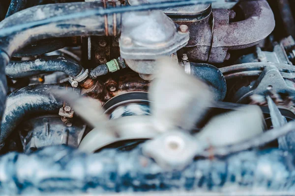 与近距离观察的旧越野汽车发动机 — 图库照片