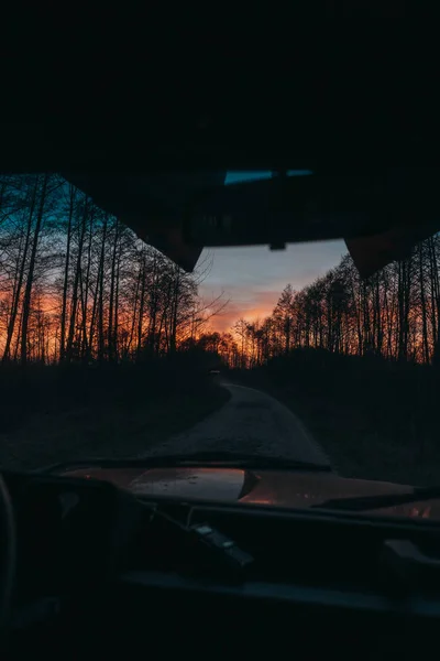 SUV dirigindo em uma visão de estrada de terra através do pára-brisas — Fotografia de Stock