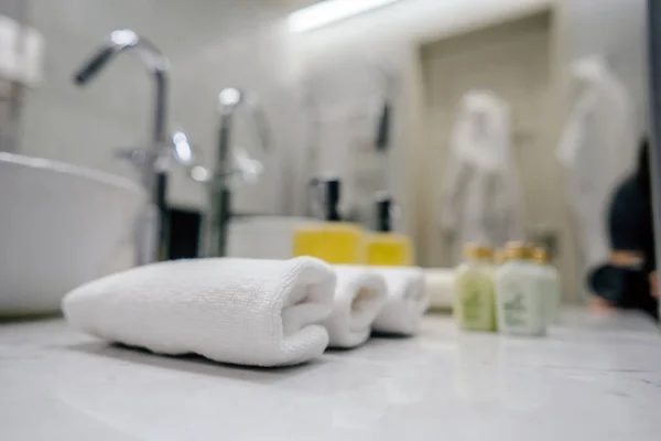 Close up de sabão natural e toalhas de banho — Fotografia de Stock