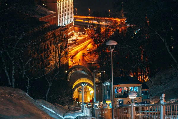 블라디미르 힐의 푸니쿨라 케이블카, 배경 밤 키예프 — 스톡 사진