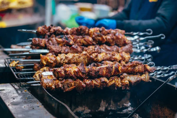 Vaření na detailní kovový špíz grilovaný kebab. Pečené maso vařené na grilu. — Stock fotografie