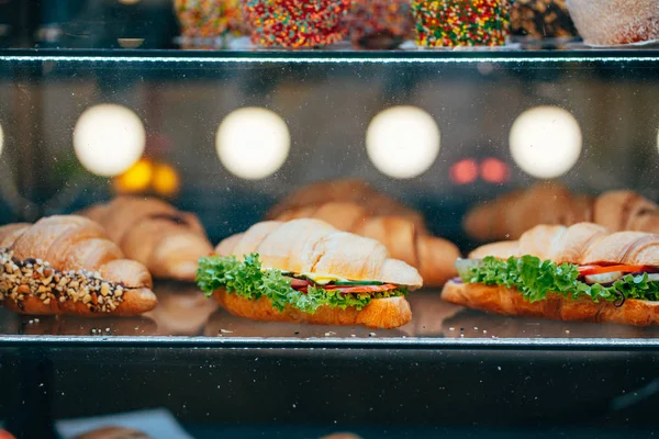 Čerstvé sendviče s masem leží na displeji — Stock fotografie