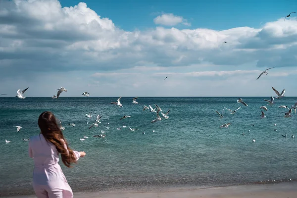 Bela mulher incomum andando na praia — Fotografia de Stock