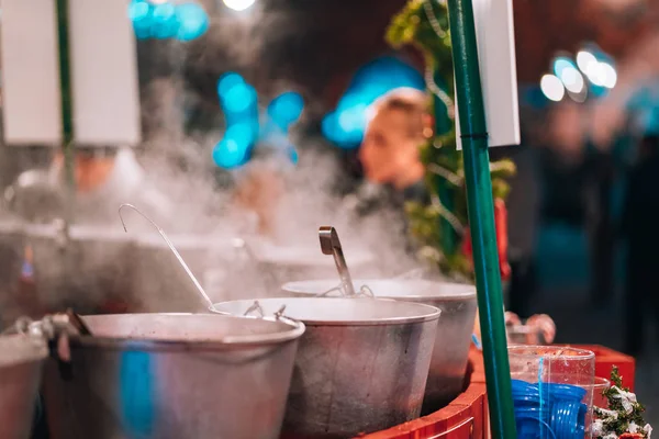 Varias sartenes con vapor en el festival callejero — Foto de Stock