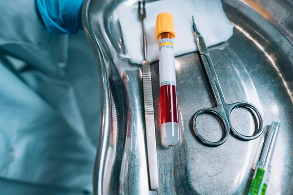 Taca chirurgiczna z wyposażeniem medycznym do przyjmowania krwi — Zdjęcie stockowe