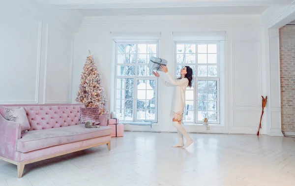 Hermosa joven en vestido blanco posando en la cámara. Concepto de Navidad —  Fotos de Stock