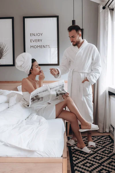 Le gars donne à la fille d'allumer une cigarette — Photo