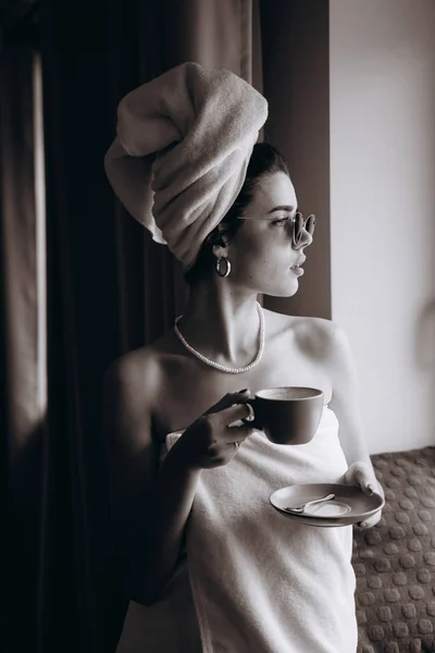 Meisje gewikkeld in een handdoek na een regenbui koffie drinken — Stockfoto