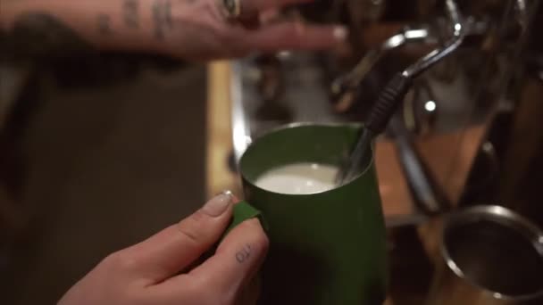 Barista fazendo cappuccino, barman preparando bebida de café — Vídeo de Stock