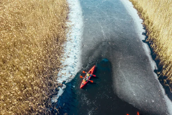 Dos hombres atléticos flotan en un barco rojo en el río — Foto de Stock