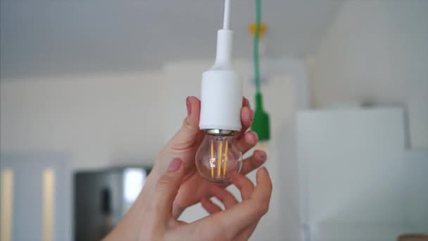 Woman unscrew a light bulb to light does not light — Stock Video
