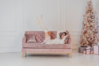 Güzel kadın kanepede yatıyor.