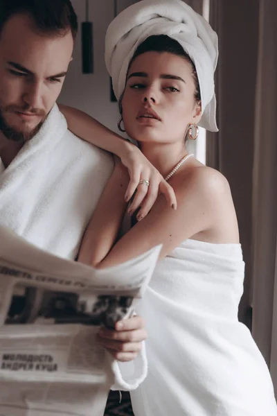 Kille i en vit kappa och en flicka i en handduk — Stockfoto
