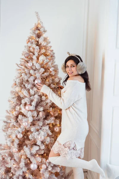 Wanita muda dalam gaun elegan dekat pohon Natal — Stok Foto