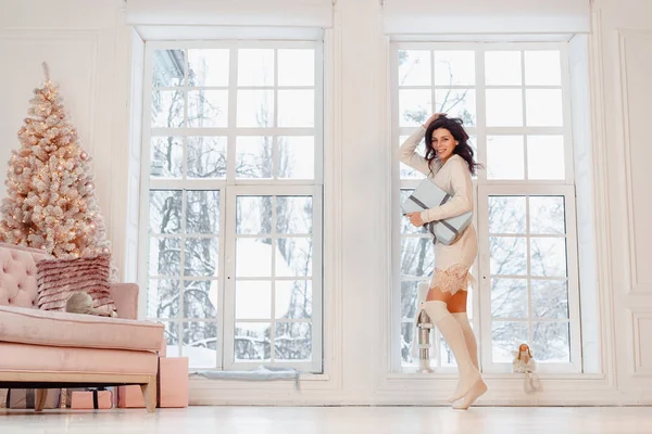 Hermosa joven en vestido blanco posando en la cámara. Concepto de Navidad —  Fotos de Stock