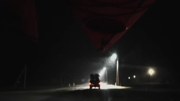 En vue de voiture de tempête de neige sur la route de campagne — Video