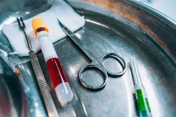 Chirurgische tray met medische apparatuur voor het nemen van bloed — Stockfoto