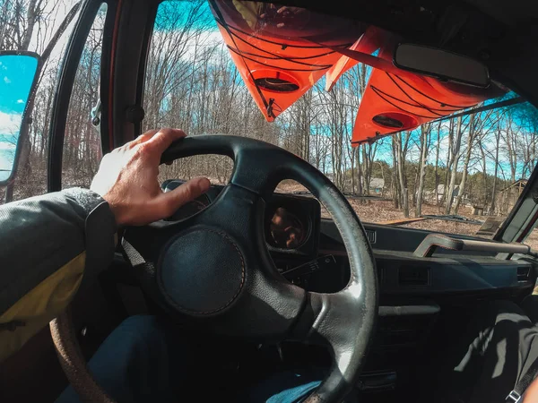 Чоловік керує автомобілем на лісовій стежці . — стокове фото