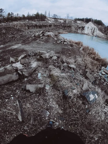 Beautiful quarry, the lake is covered with ice — Stock Photo, Image