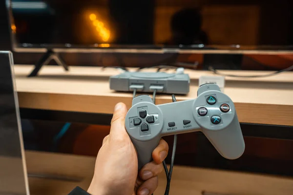 Männliche Hände, die einen PS2-Controller halten — Stockfoto