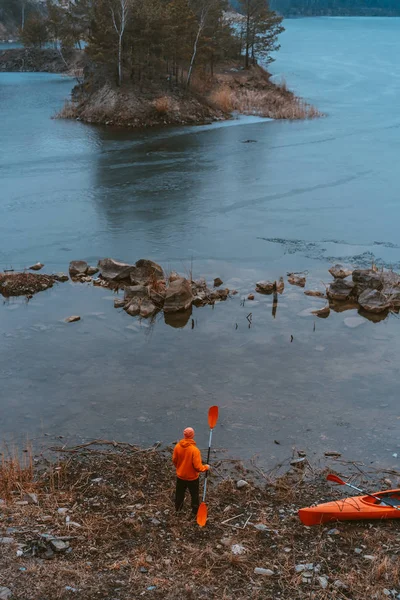 O tipo está parado no lago congelado. — Fotografia de Stock