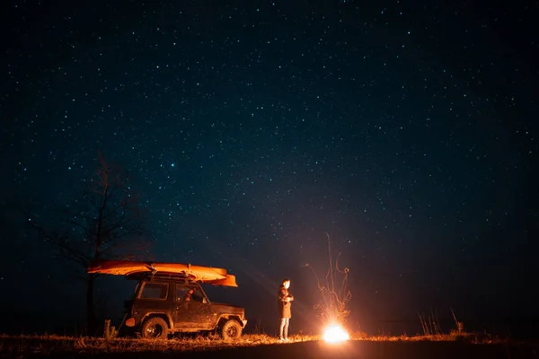 Happy man standing in front burning bonfire — Stock Photo, Image