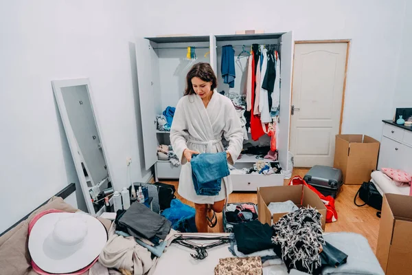 Schön aussehende Dame in modernem Appartement-Zimmer bereiten sich auf Reise vor — Stockfoto